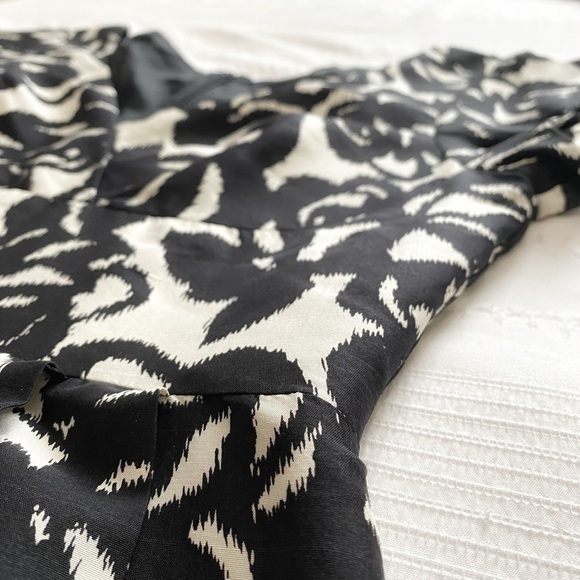 SANDRA ANGELOZZI 100% SILK BLACK WHITE ABSTRACT FLORAL FIT & FLARE PLEATED DRESS - Picture 7 of 8